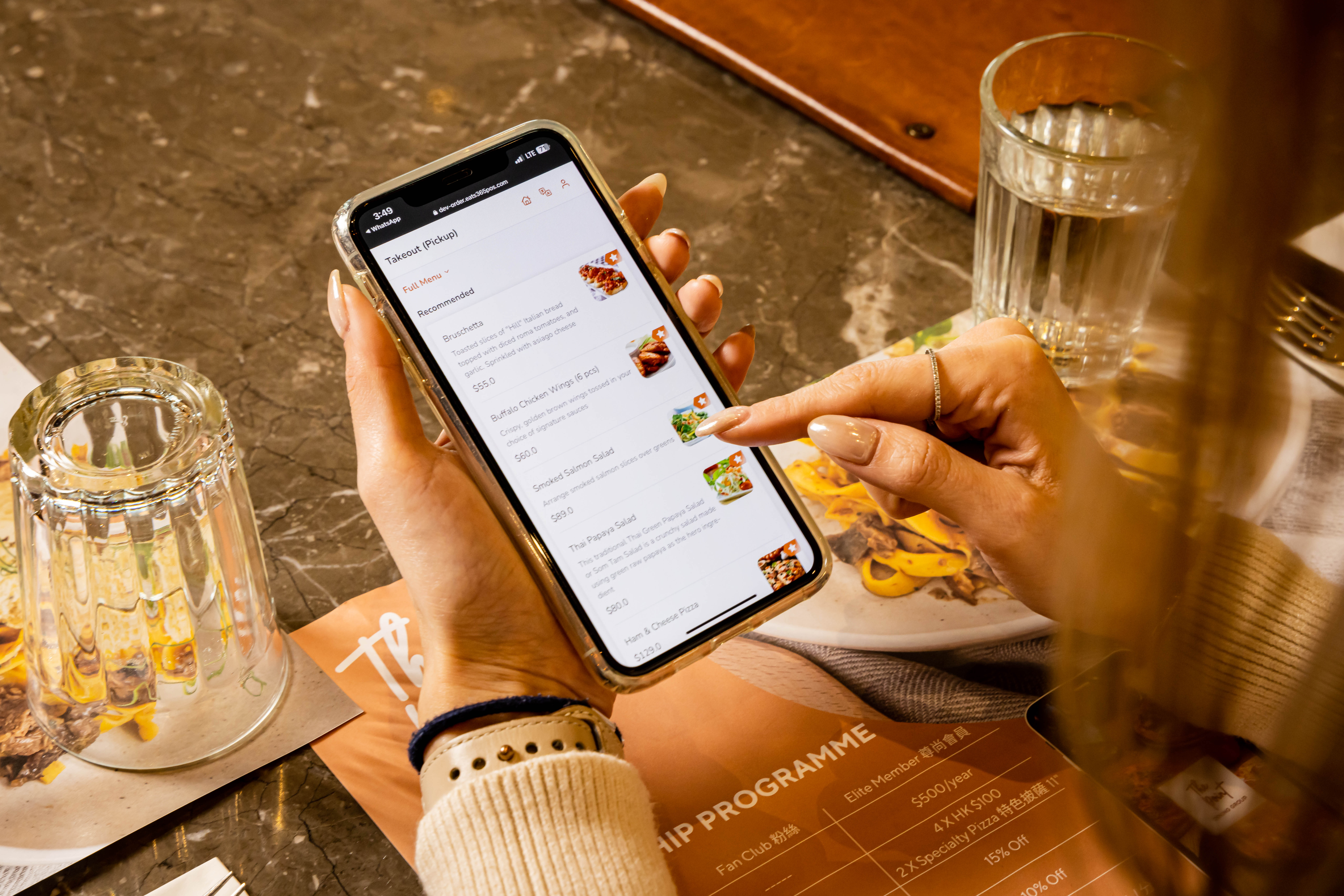 顧客正在使用Eats365 掃碼點餐功能，閱讀餐單照片與菜色說明並線上點餐