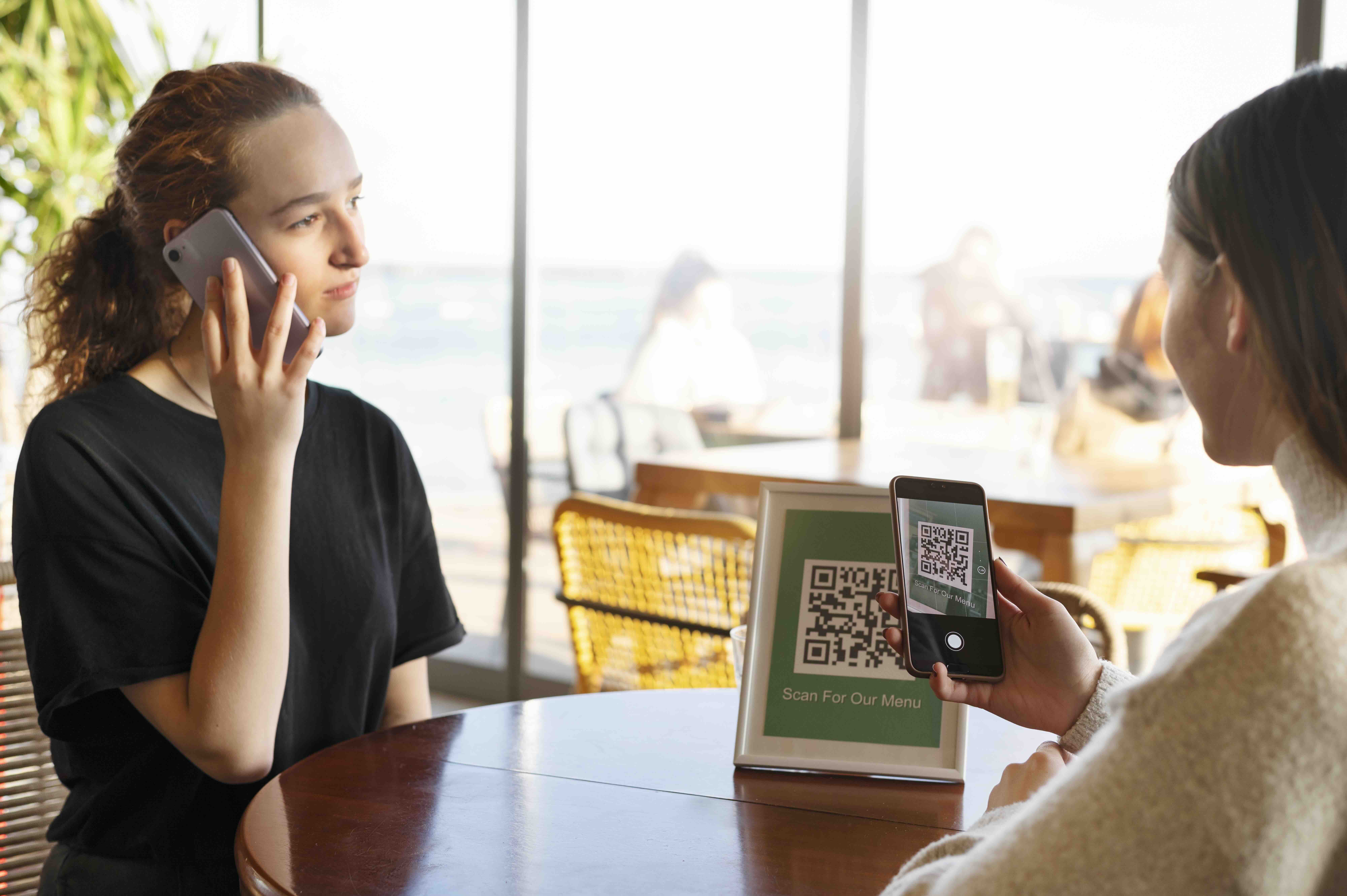 restaurant customer place order with qr code ordering system