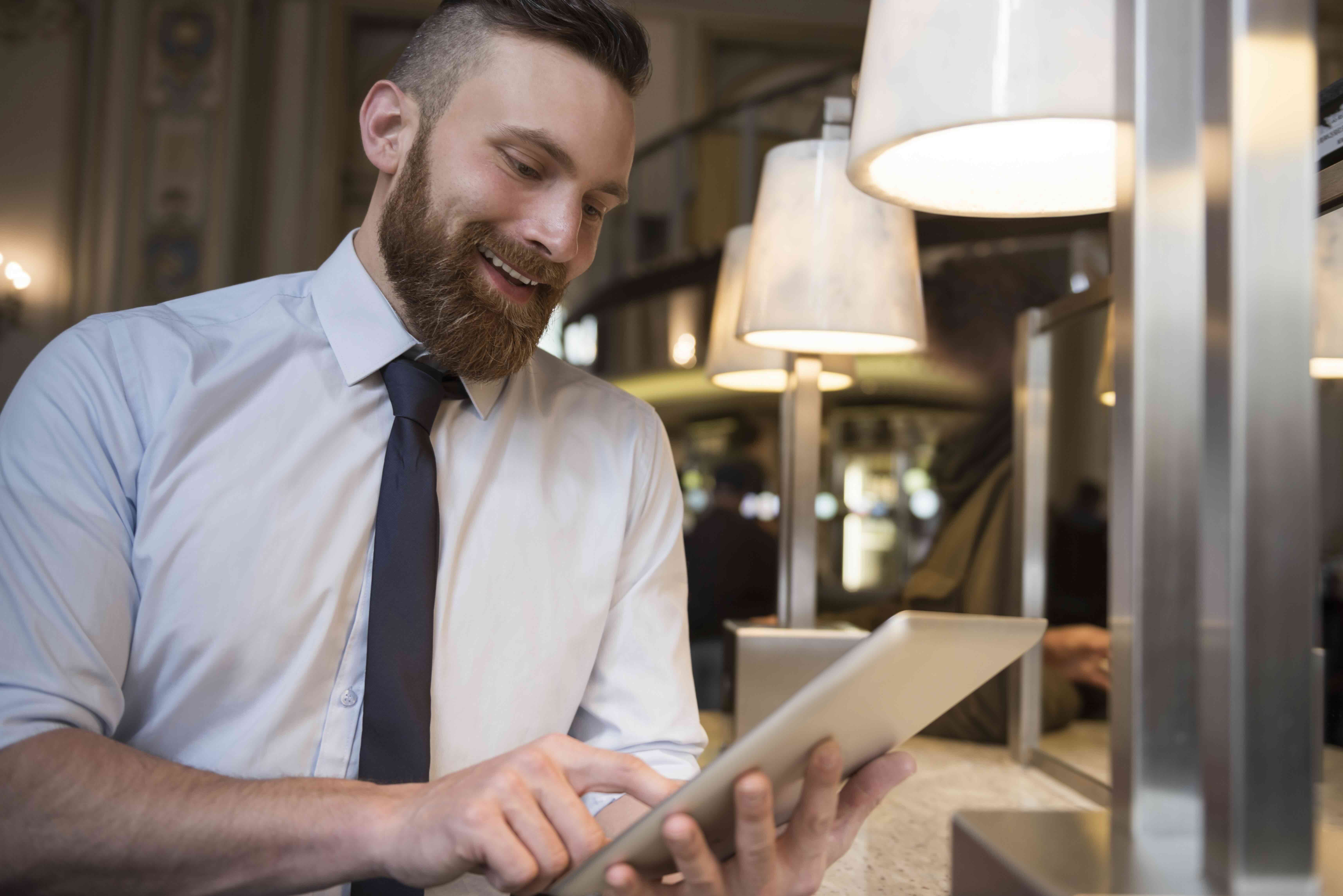 restaurant owner using ipad pos system
