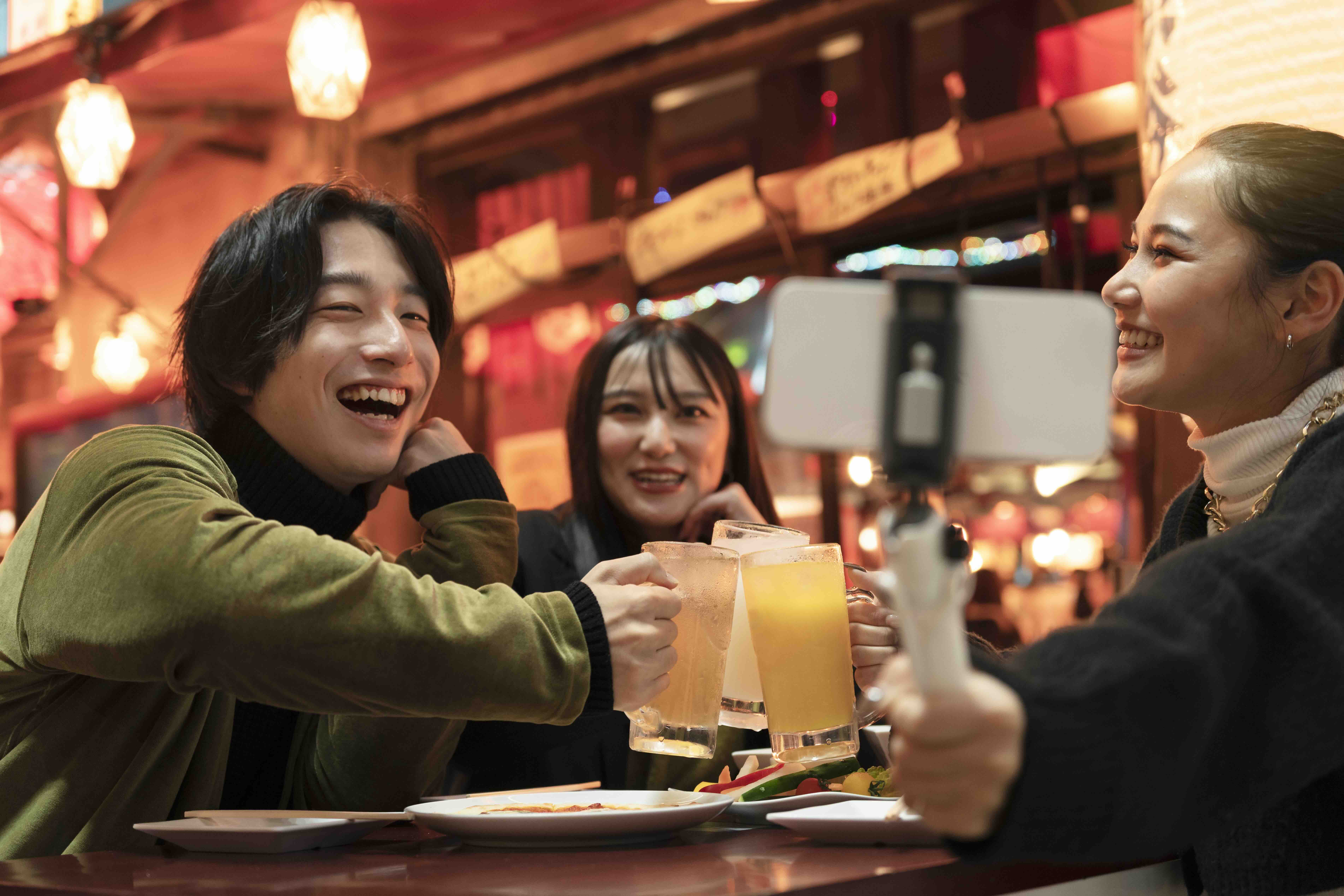 friends enjoying in a Japanese izakaya